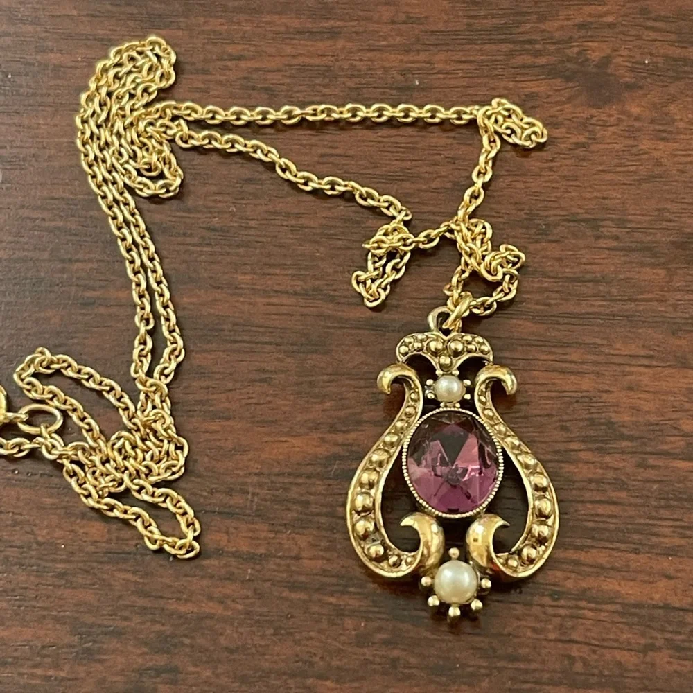Antique style crystal glass amethyst faux pearl gold tone Avon pendant and chain - Picture 2 of 7